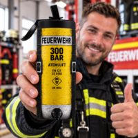 Feuerwehrmann präsentiert gelben Feuerwehr Tumbler 600 ml im Atemluftflaschen-Design