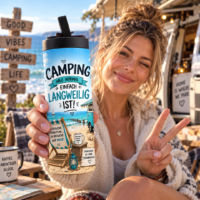 Frau präsentiert Camping Tumbler 600 ml mit lustigem Camping Spruch und Strandmotiv