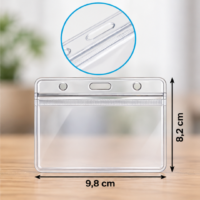 Transparente Ausweishülle im Querformat mit Außenmaßen 98 × 82 mm und Befestigungslöchern