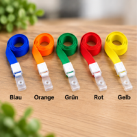 Fünf Lanyards in Blau, Orange, Grün, Rot und Gelb mit weißen Kunststoffbefestigungen